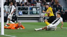Pemain Juventus, Paulo Dybala (kanan) menendang bola ke gawang saat bertanding melawan Young Boys di Grup H Liga Champions, Stadion Allianz, Turin, Italia, Selasa (2/10). Juventus membungkam Young Boys 3-0 lewat hattrick Dybala. (AP Photo/Luca Bruno)