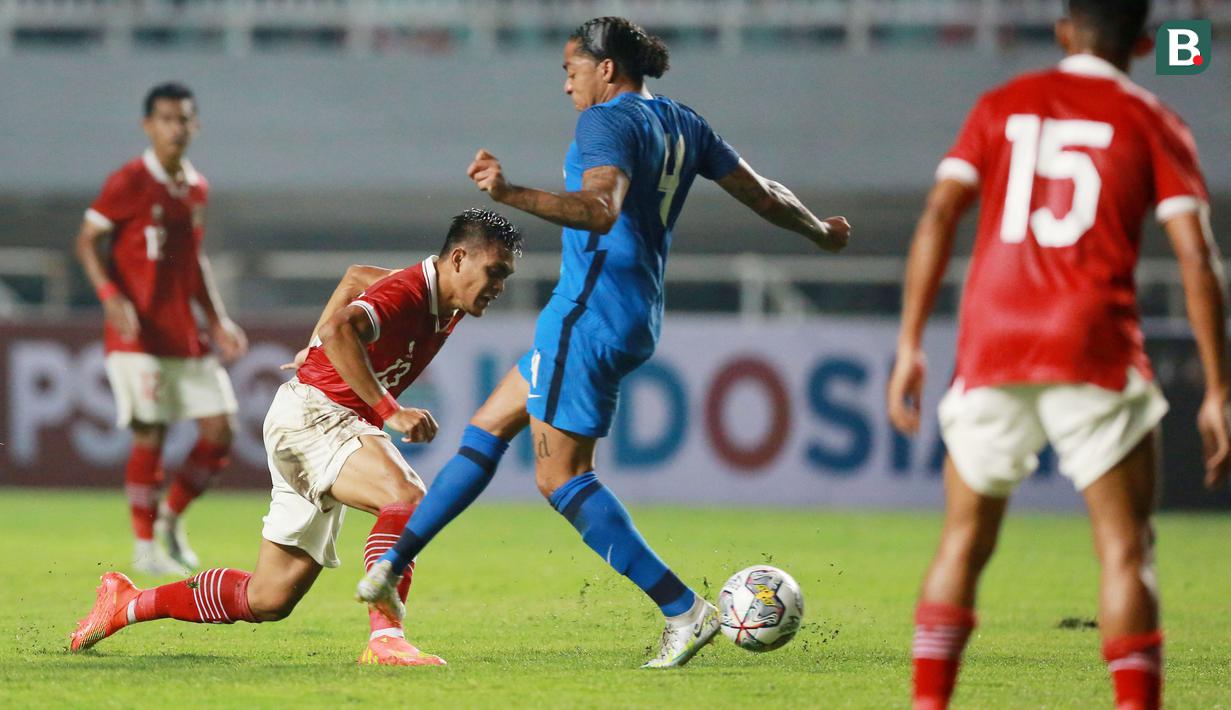 Pelanggaran yang dilakukan Curacao menghasilkan lima kartu kuning plus satu kartu merah. (Bola.com/M Iqbal Ichsan)