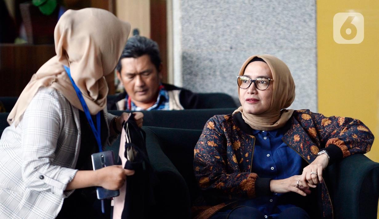 Komisioner KPU Evi Novida Ginting Manik (kanan) menunggu untuk menjalani pemeriksaan di Gedung KPK, Jakarta, Rabu (26/2/2020). Evi diperiksa sebagai saksi untuk tersangka Saeful Bahri terkait kasus dugaan penerimaan hadiah atau janji penetapan anggota DPR Terpilih 2019-2024. (merdeka.com/Dwi Narwoko