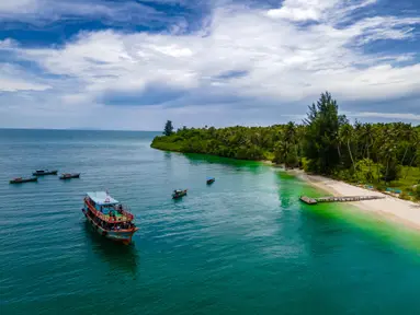 Foto udara memperlihatkan perahu nelayan di Pulau Panjang, yang pernah menjadi objek sengketa batas pulau antara Aceh dan Sumatra Utara, di Singkil, Provinsi Aceh bagian selatan, pada Rabu 12 November 2025. Pulau Panjang yang menjadi satu dari gugusan kepulauan di Pulau Banyak, Aceh Singkil, menawarkan wisata bahari dengan pantai berpasir putih dan air laut yang jernih. (CHAIDEER MAHYUDDIN/AFP)