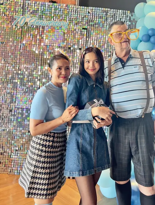 Rambut panjangnya tampak dipotong pendek sebahu. Ia mempermanis penampilannya dengan beberapa jepit rambut gemas. [@chitthipbruschweiler]