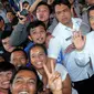 Cawapres nomor urut 2, Jusuf Kalla berfoto bersama dengan para wartawan usai klarifikasi harta kekayaannya. (Liputan6.com/Faisal R Syam)