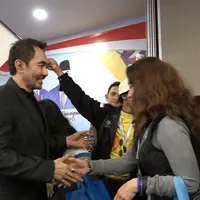 Reza Artamevira mencium tangan Gatot Brajamusti usai terpilih kembali sebagai ketua PARFI. (Hasan Mukti Iskandar/Bintang.com)