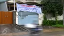 Sebuah spanduk penolakan terpasang di depan rumah warga di kawasan perumahan Pluit, Jakarta, Kamis (17/12). Warga Pluit menolak rencana pembangunan jalan layang non tol yang masuk ke pemukiman mereka. (Liputan6.com/Faisal R Syam)