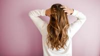 ilustrasi cara sederhana merawat rambut dengan mengoleskan minyak rambut/pexels