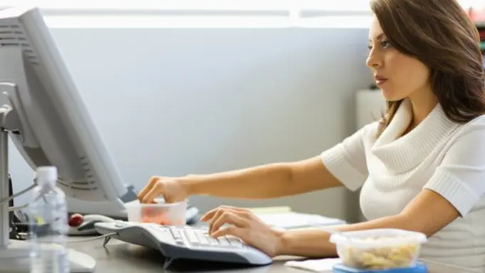 Ngantor bikin gemuk?/Copyright thinkstockphotos.com