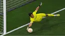 Eskpresi kiper Sevilla, Yassine Bounou, saat menggagalkan tendangan penalti pemain AS Roma, Roger Ibanez, dalam babak adu penalti final Liga Europa 2022/2023 yang berlangsung di Stadion Puskas Arena, Hungaria, Jumat (01/06/2023) dini hari WIB. (AFP/Ferenc Isza)