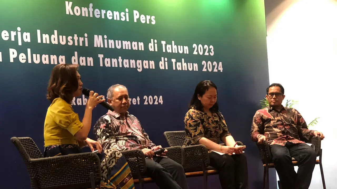Ketua Umum Asosiasi Industri Minuman Ringan (ASRIM) Triyono Prijosoesilo dalam Konferensi Pers bertajuk “Kinerja Industri Minuman di Tahun 2023, serta Peluang dan Tantangan di Tahun 2024” di Jakarta Selatan, Rabu (13/3/2024). (Tira/Liputan6.com)