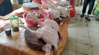 Pedagang di Pasar Kebayoran Lama Keluhkan Harga Daging Ayam dan Sapi