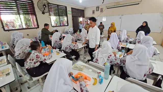 Wakil Presiden Gibran Rakabuming Raka memantau pelaksanaan Makan Bergizi Gratis (MBG) di SMKN 3 Kota Tangerang.