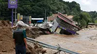 Hujan deras yang melanda Korea Selatan selama lima hari telah menewaskan 14 orang dan 12 lainnya hilang, kata pemerintah, Minggu (20/7/2025). (AP)
