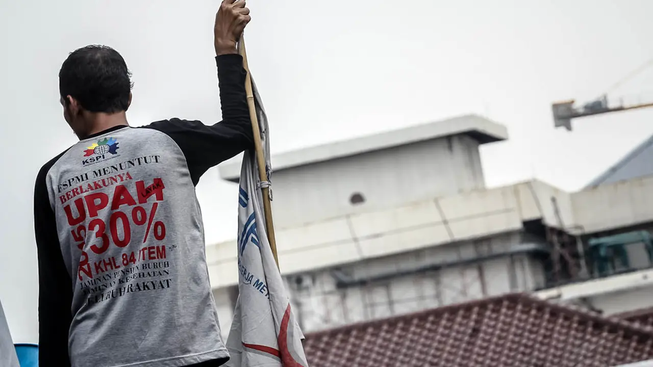 Minta Kenaikan Upah, Ribuan Buruh Kepung Balaikota Lagi
