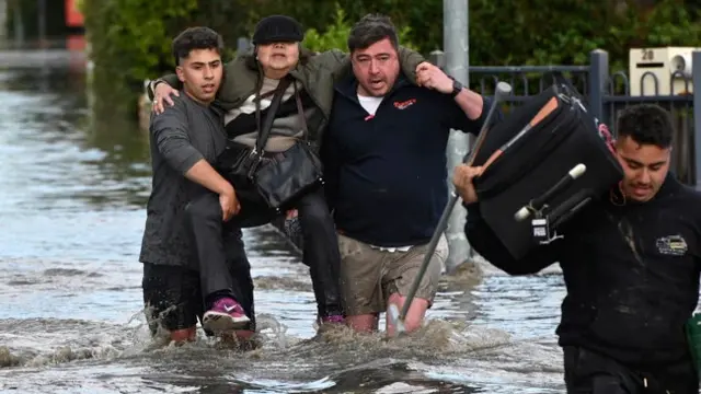 Seorang perempuan diselamatkan dari banjir di Melbourne, pinggiran Australia Maribyrnong, Jumat, 14 Oktober 2022.(Erik Anderson/AAP via AP)