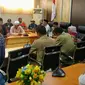 Ribuan warga Lombok Tengah menggeruduk gedung DPRD NTB sebagai bentuk protes terhadap edaran surat gubernur tentang perubahan nama dari Bandara Internasional Lombok (BIL) menjadi Bandara Internasional Zainuddin Abdul Madjid. (Liputan6.com/Hans Bahanan)