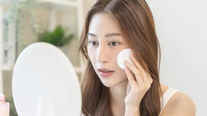 Ilustrasi wanita menggunakan skincare