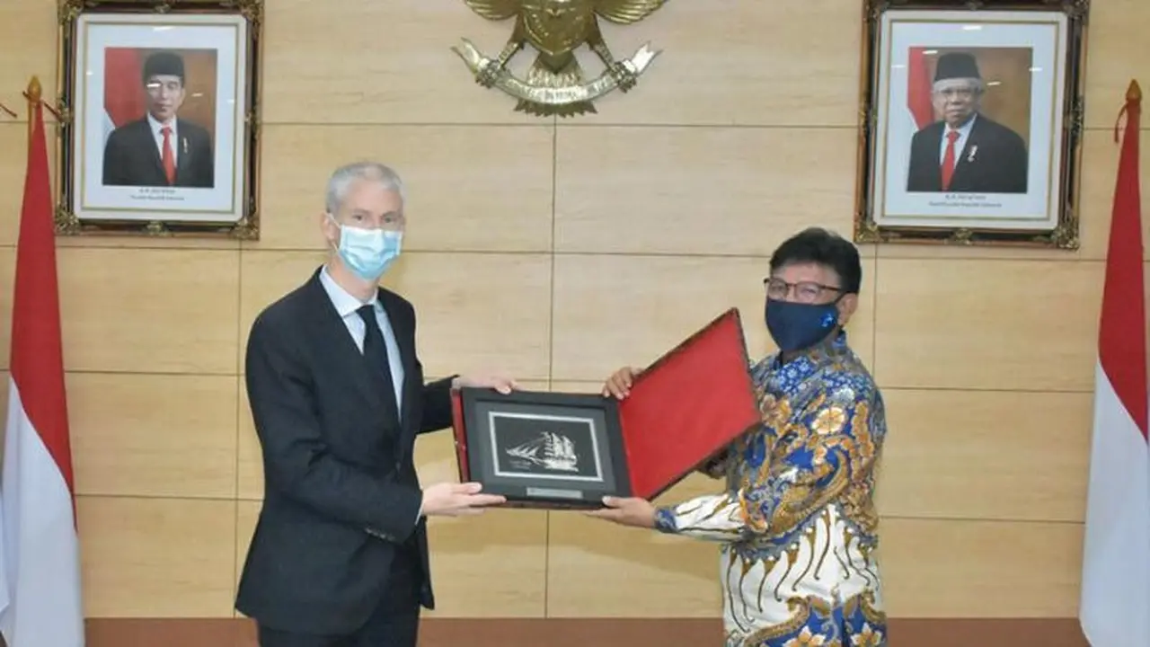 Menteri Kominfo Johnny G. Plate dan Menteri Urusan Perdagangan Luar Negeri dan Investasi Republik Perancis Franck Riester bertukar cinderamata di kantor Kementerian Komunikasi dan Informatika, Rabu (16/12/2020) lalu.