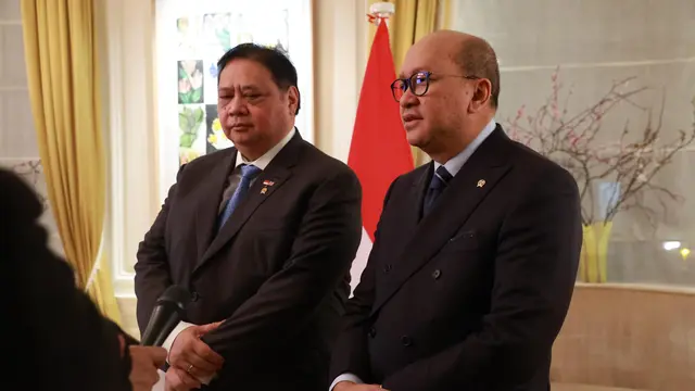 Menteri Koordinator Bidang Perekonomian Airlangga Hartarto dan CEO Danantara, Rosan Roeslani saat penandatanganan kerangka kerja antara Danantara dan Arm Limited di London, Inggris yang disaksikan Presiden Prabowo.