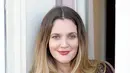 Tak hanya itu saja, Drew Barrymore enggan berlarut dalam kesedihan yang begitu lama. Dirinya tetap menjaga anak-anaknya dan menjalani aktivitas seperti sedia kala tanpa ditemani oleh Will. (AFP/Bintang.com)