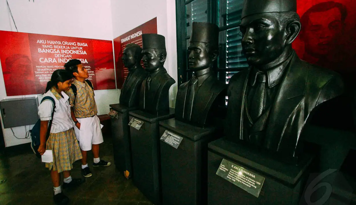 Sejumlah pelajar memperhatikan patung-patung di Museum Sumpah Pemuda, Jakarta, Rabu (29/10/2014). (Liputan6.com/Faizal Fanani)