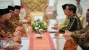 Pengurus Majelis Ulama Indonesia (MUI) bertemu Presiden Joko Widodo di Istana Merdeka, Jakarta, Selasa (5/1). Pertemuan MUI dengan Presiden untuk membahas perdamaian di Timur Tengah, khususnya antara Iran-Arab Saudi. (Liputan6.com/Faizal Fanani)