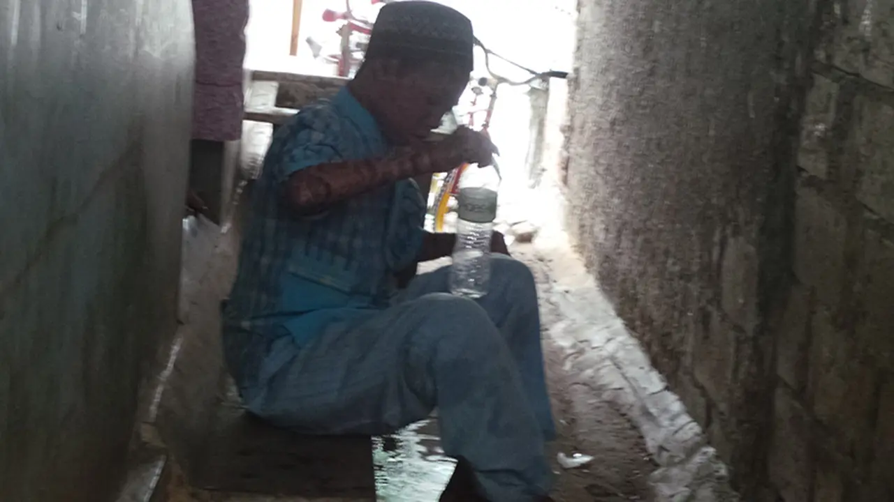 Ari Wibowo, Remaja Berkulit Ular