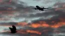 Sebuah pesawat British Airways saat akan mendarat di Bandara Heathrow, London, Inggris, (18/4). Pesawat British Airways dilaporkan ditabrak sebuah drone saat akan mendarat di Bandara Heathrow. (REUTERS / Toby Melville)
