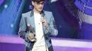 Afgan memberi sambutan saat menerima penghargaan kategori Kolaborasi Paling Top dalam acara SCTV Music Awards 2018 di Studio 6 Emtek, Jakarta, Jumat (27/4). (Liputan6.com/Faizal Fanani)