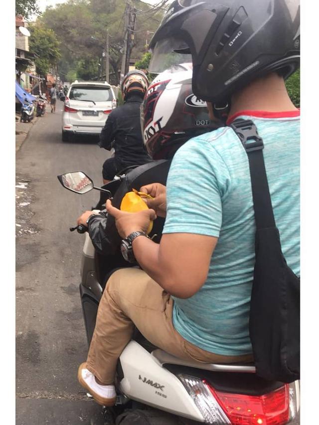 6 Kelakuan Tidak Biasa Saat Naik Motor, Bikin Enggak Habis Pikir
