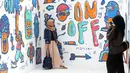 Pengunjung berfoto di salah satu stand karya seni komtemporer yang dipamerkan digelaran ON/OFF Festival di Istora Gelora Bung Karno, Jakarta, Sabtu (7/9/2019). Gelaran ON/OFF Festival akan berlangsung hingga Minggu (8/9). (Liputan6.com/Helmi Fithriansyah)