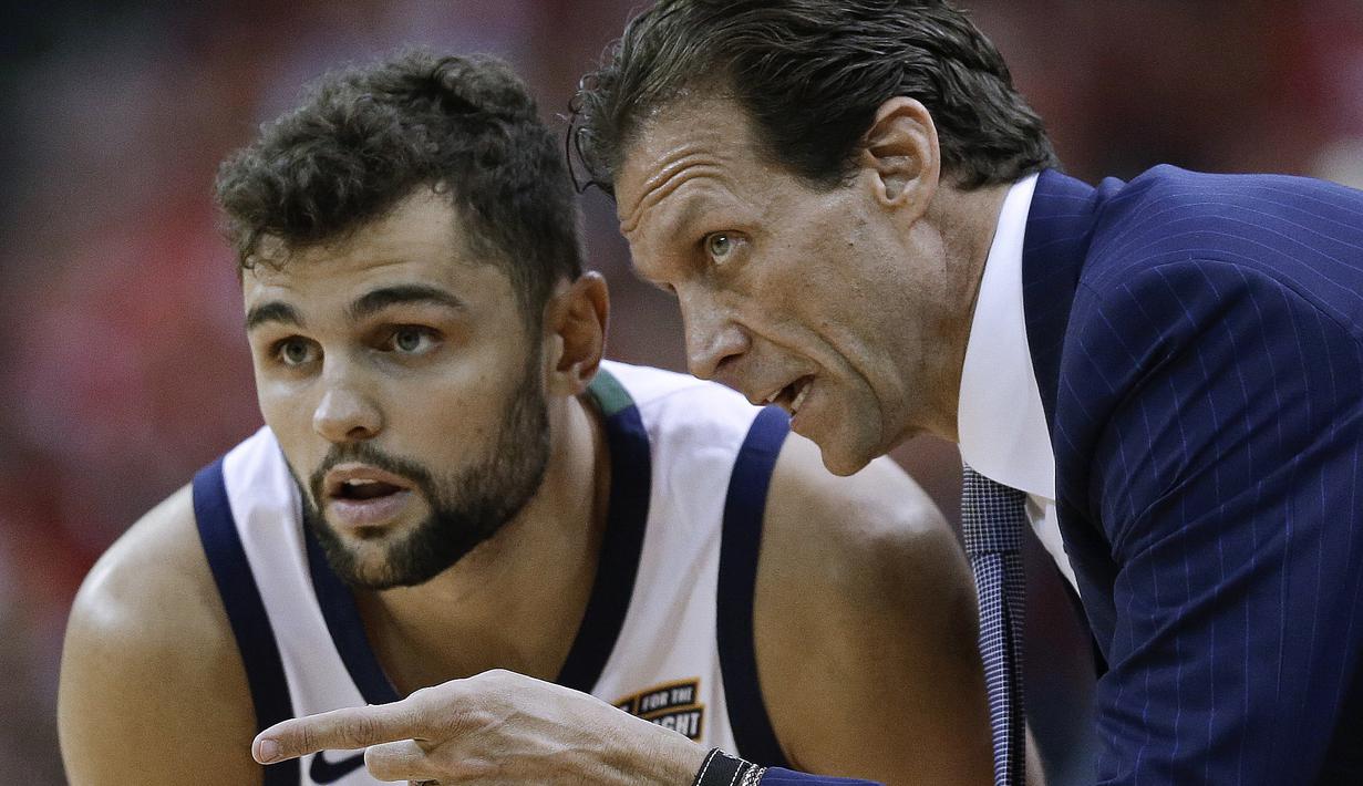 Pelatih Utah Jazz, Quin Snyder (kanan) memberikan arahan kepada Raul Neto pada playoff game kedua NBA basketball di Toyota Center, Houston, (2/5/2018). Utah Jazz menang 116-108. (AP/Eric Christian Smith)