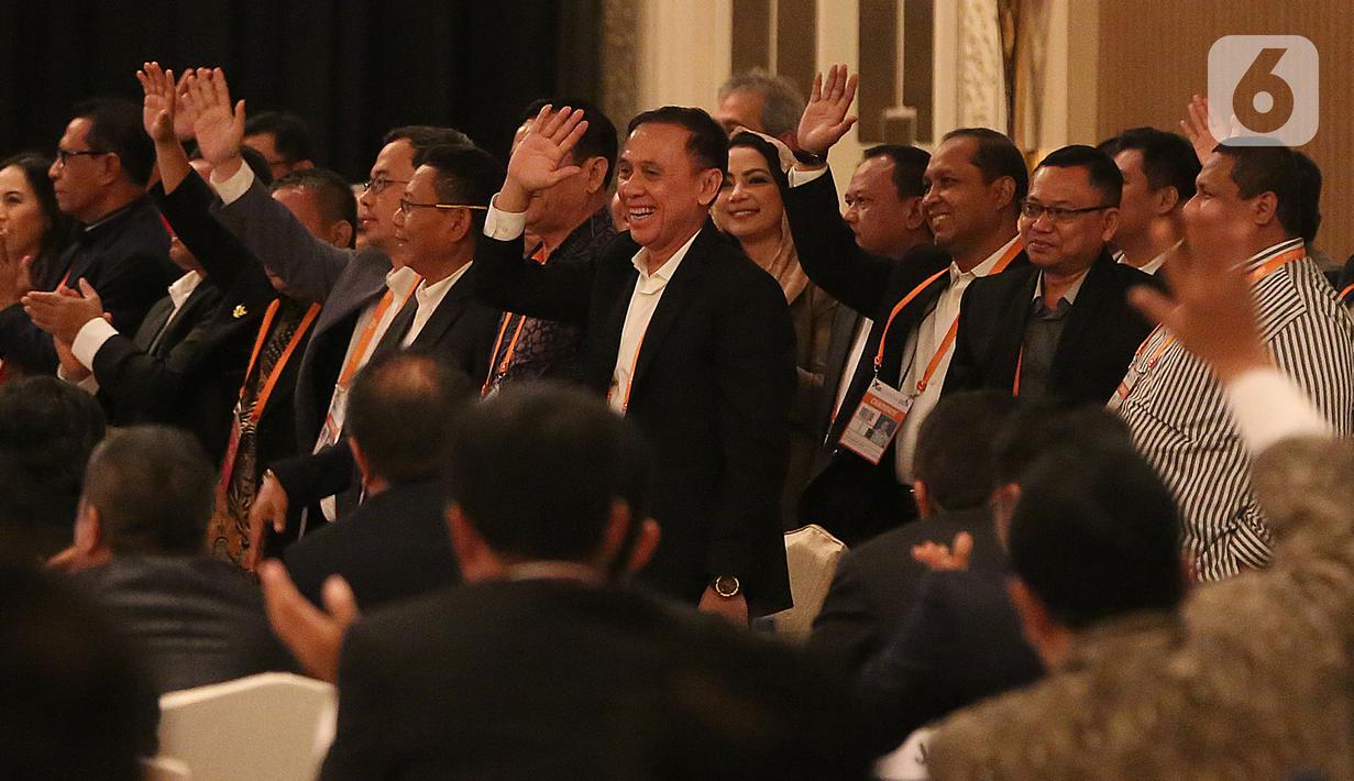 Mochamad Iriawan atau Iwan Bule bersama kandidat calon Ketua Umum PSSI mengikuti Kongres Luar Biasa (KLB) PSSI di Jakarta, Sabtu (2/11/2019). Mochamad Iriawan resmi menjabat sebagai Ketua Umum PSSI periode 2019-2023 dengan raihan suara mutlak 82 dari jumlah voters 85. (Liputan6.com/Herman Zakharia)
