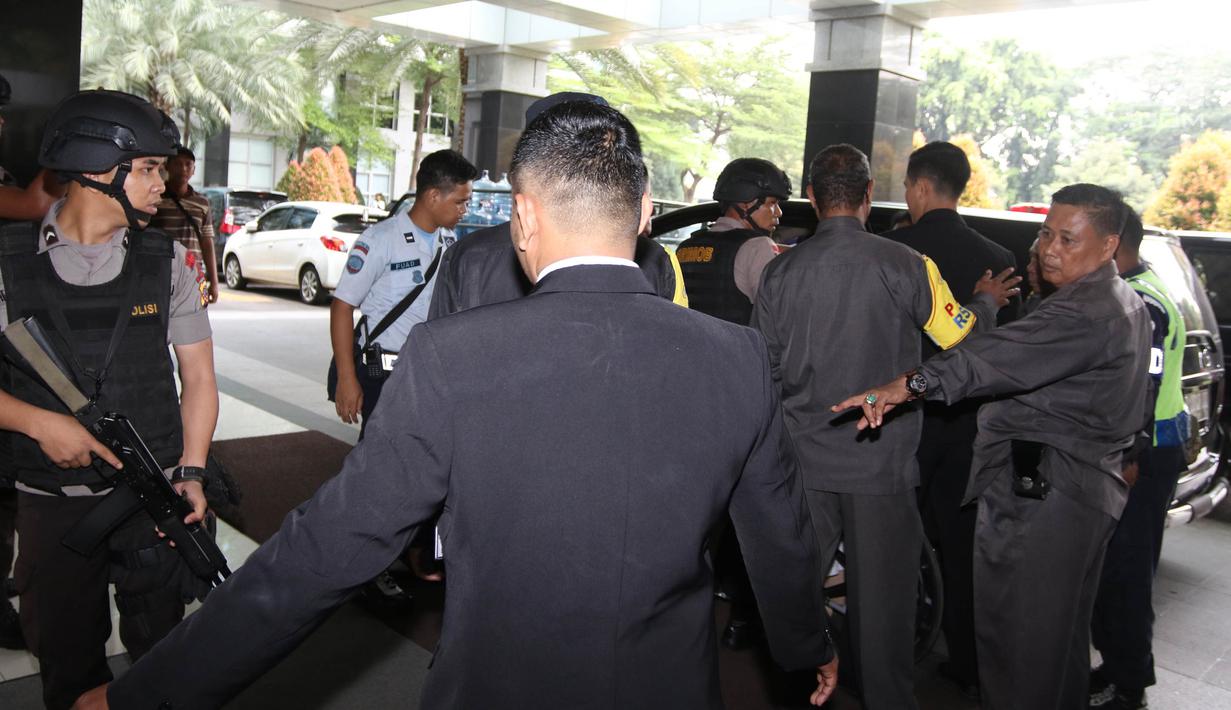 Petugas mengawal terpidana terorisme Abu Bakar Baasyir saat menjalani pemeriksaan kesehatan di RSCM, Jakarta, Senin (16/4). Abu Bakar Baasyir tiba di lobi samping RSCM Kencana sekitar pukul 10.15 WIB. (Liputan6.com/Arya Manggala)