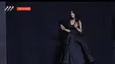 Sementara itu, Hye Yoo mengenakan gaun hitam strapless hitam. Tampilannya pun tampak elegan. [YouTube]