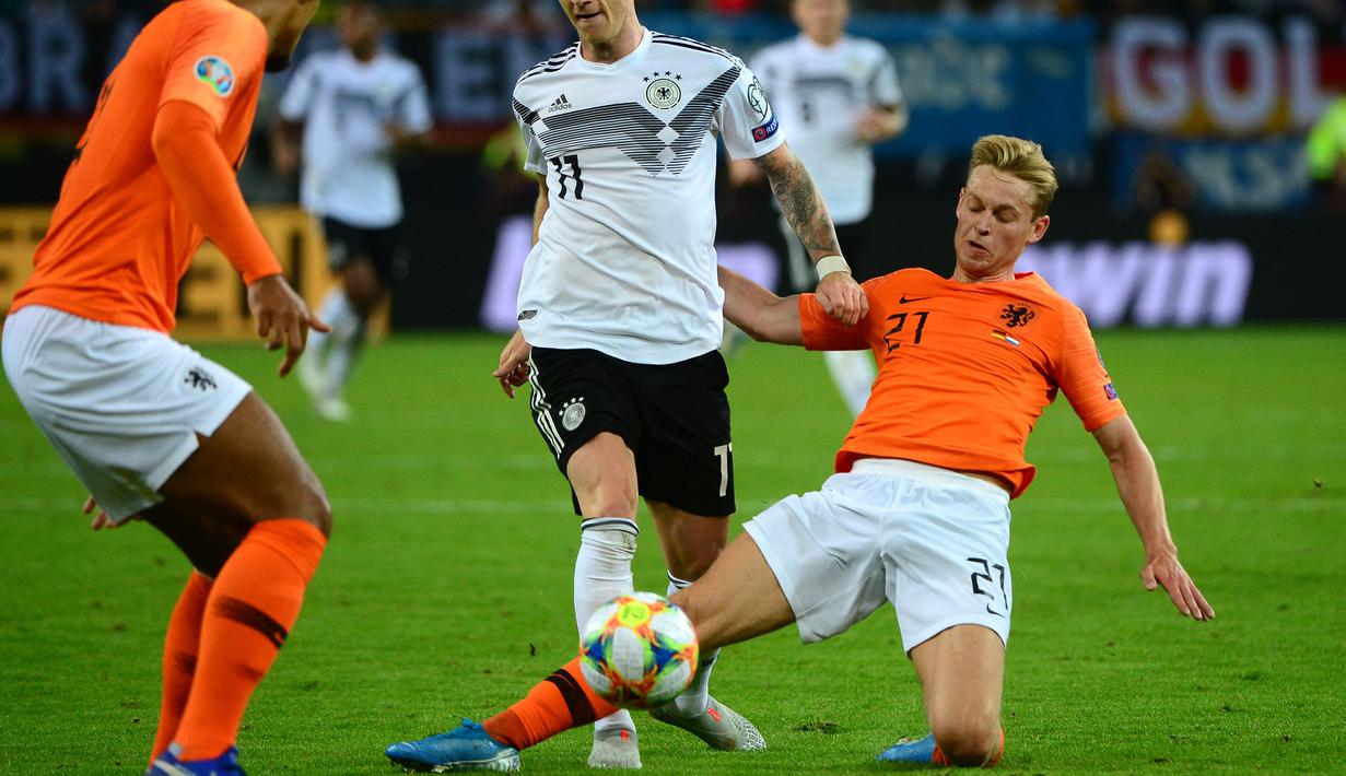 4. Frenkie De Jong - Kreativitasnya mengawal lini tengah Ajax Amsterdam mengantarnya bergabung bersama Barcelona. Kehadirannya di lini tengah membuat De Oranje memiliki variasi serangan beragam berkat umpan-umpan terukurnya. (AFP/Patrik Stollarz)