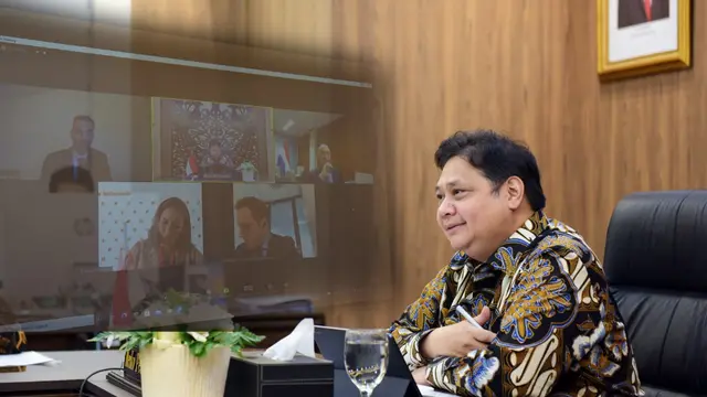 Menteri Koordinator Bidang Perekonomian Airlangga Hartarto, Selasa (16/11/2021), mengadakan pertemuan virtual dengan Menteri Perdagangan Luar Negeri dan Kerjasama Pembangunan Belanda Tom De Bruijn.