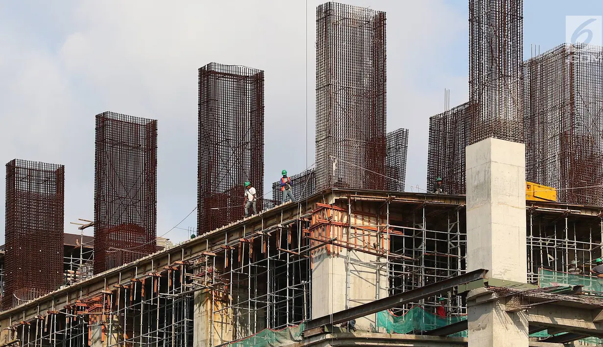 Pekerja menyelesaikan konstruksi baja untuk bangunan bertingkat di Jakarta, Jumat (5/4). Kementerian Perindustrian menargetkan produksi baja nasional mencapai 17 juta ton pada 2019. (Liputan6.com/Immanuel Antonius)