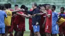 Pemain Arema FC berkumpul usai sesi latihan di Stadion Gajayana, Malang, Kamis (11/4). Latihan ini merupakan persiapan jelang laga final menghadapi Persebaya Surabaya. (Bola.com/Yoppy Renato)