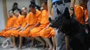tersangka saat rilis kasus narkotika jenis 4-CMC dan sabu di Jakarta, Kamis (2/2). BNN berhasil mengamankan 50 liter 4-CMC asal Tiongkok dari tangan dua orang tersangka. (Liputan6.com/Immanuel Antonius)