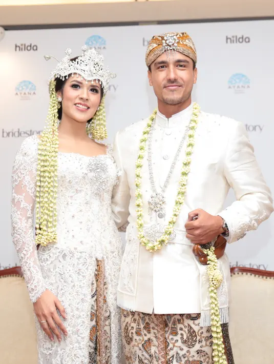 Mengenakan pakaian adat sunda, mahkota di kepala Raisa membuat aura cantiknya semakin terpancar ketika prosesi akad nikah berlangsung di Ayana MidPlaza, Jakarta, Minggu Pagi. Dengan lantang Hamish mengucap janji suci itu. (Adrian Putra/Bintang.com)
