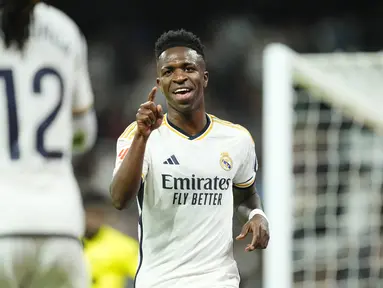 Penyerang Real Madrid Vinicius Junior melakukan selebrasi setelah mencetak gol kedua timnya ke gawang Deportivo Alaves dalam laga jornada 36 La Liga 2023/2024 di Santiago Bernabeu, Rabu (15/5/2024) dini hari WIB. (AP Photo/Jose Breton)