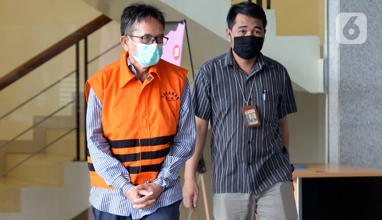Mantan Direktur Utama PT Dirgantara Indonesia (PTDI) Budi Santoso berjalan keluar usai ditetapkan sebagai tersangka di Gedung KPK, Jakarta, Jumat (12/6/2020). KPK menahan Budi Santoso dalam kasus dugaan korupsi kegiatan penjualan dan pemasaran pesawat PTDI tahun 2007-2017. (merdeka.com/Imam Buhori)