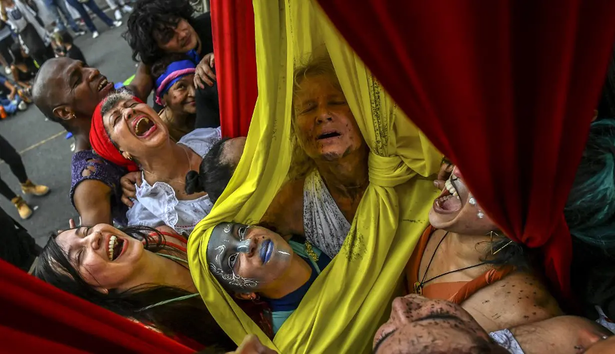Sejumlah artis tampil pada Hari Hak Asasi Manusia di Medellin, Antioquia, Kolombia, 10 Desember 2021. Hari Hak Asasi Manusia dirayakan tiap tahun oleh banyak negara di seluruh dunia setiap tanggal 10 Desember. (JOAQUIN SARMIENTO/AFP)
