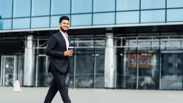 Berjalan kaki merupakan salah satu cara untuk tetap bergerak di tengah kesibukan