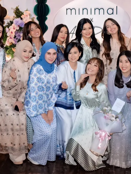 Titi Kamal juga hadir mengenakan atasan warna dasar putih dengan corak hijau. Memiliki aksen pita pada kerah. [@shandypurnamasari]