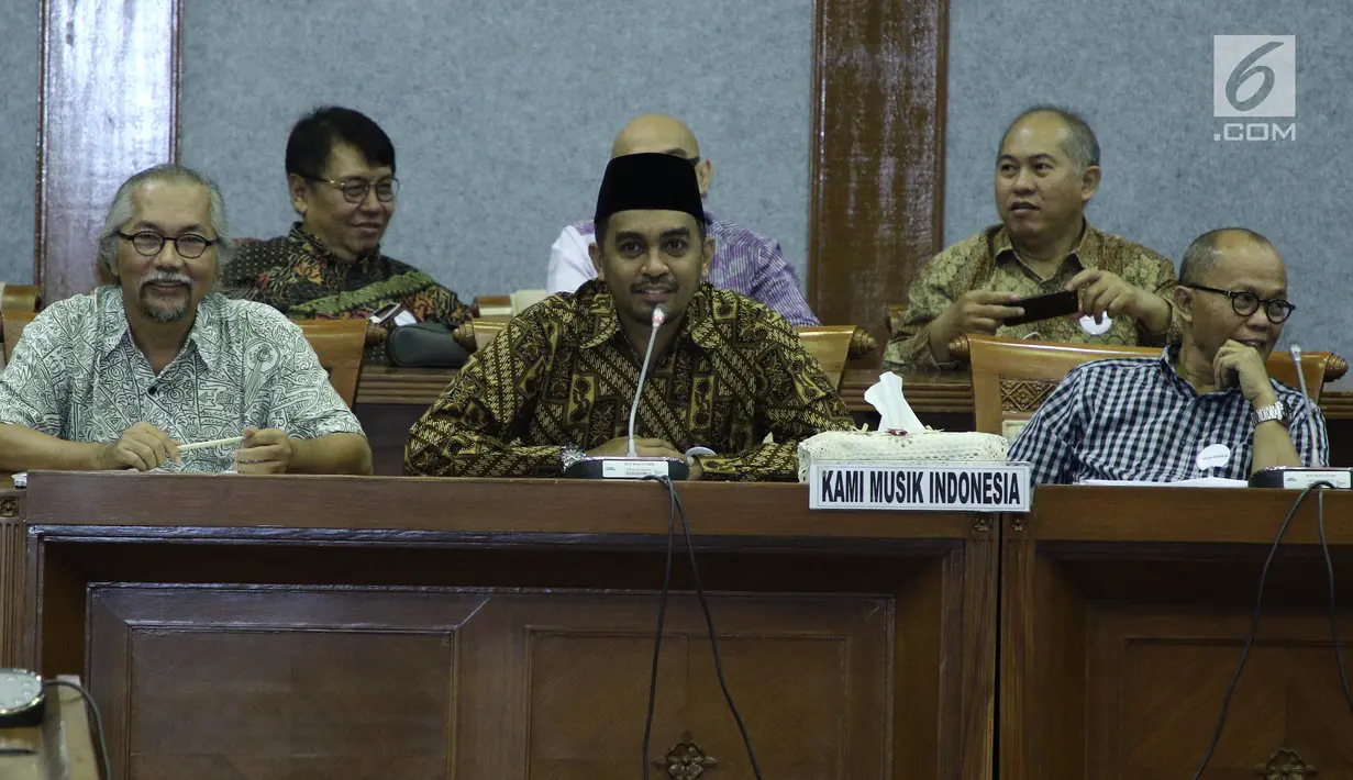 Musisi yang tergabung dalam Kami Musik Indonesia Glenn Fredly memberi penjelasan saat mengikuti pertemuan dengan Badan Legislasi DPR di kompleks Parlemen, Senayan, Jakarta, Rabu (7/6).  (Liputan6.com/Herman Zakharia)
