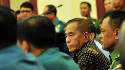 Menhan Ryamizard Ryacudu (berbaju batik) Rapat Pimpinan Kementerian Pertahanan di Kantor Kemhan, Jakarta, Rabu (17/12/2014). (Liputan6.com/Johan Tallo)