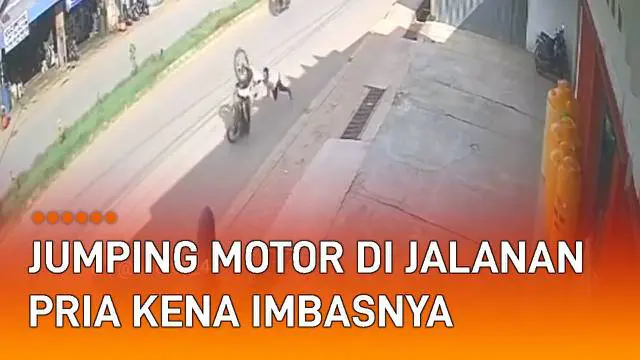 Nasib apes dialami oleh seorang pria yang lakukan aksi jumping motor di tengah jalan.