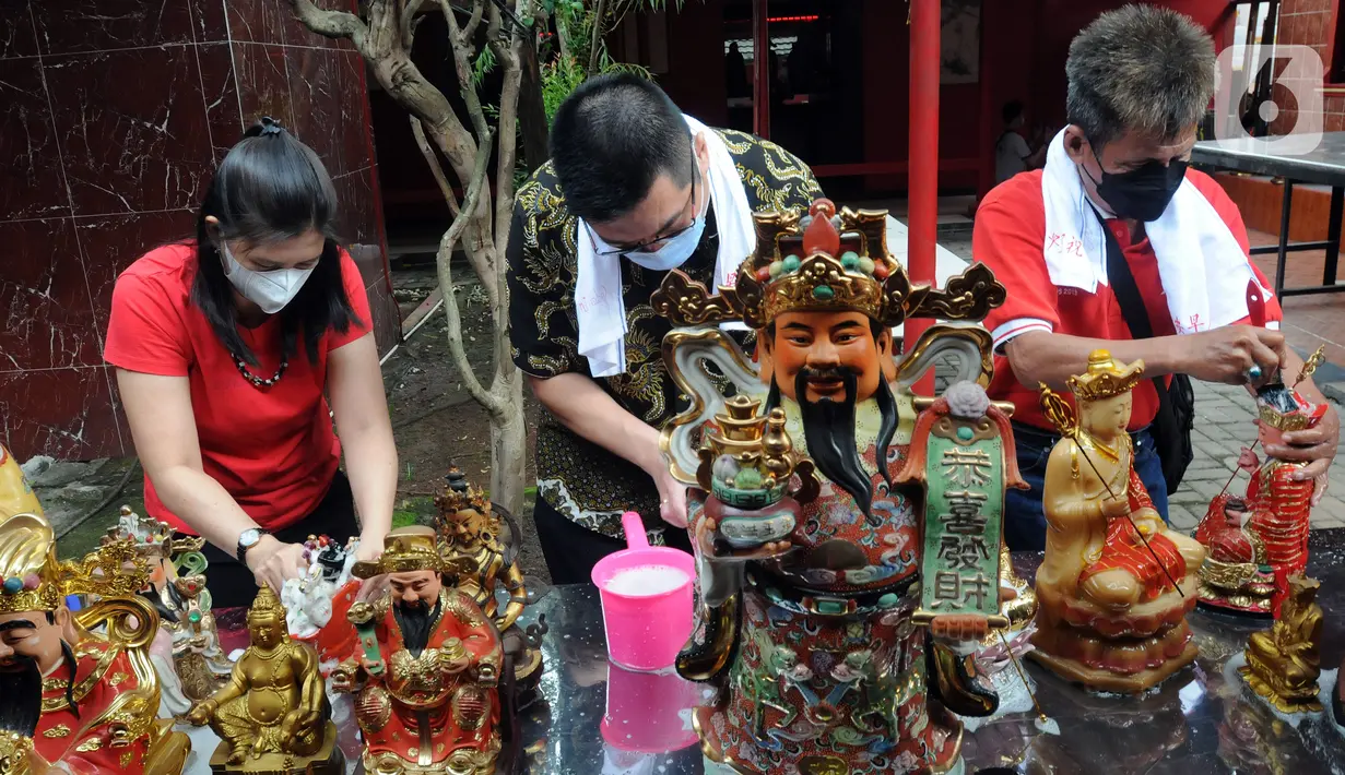 Warga keturunan Tionghoa mencuci patung di Vihara Kwan In Thang, Pondok Cabe, Tangerang Selatan, Banten, Rabu (26/1/2022). Ritual mencuci patung dewa serta bersih-bersih vihara ini dilakukan untuk menyambut perayaan Tahun Baru Imlek 2573 Kongzili pada 1 Februari 2022. (merdeka.com/Arie Basuki)