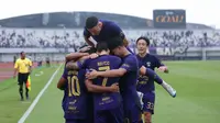 Pemain Persita Tangerang merayakan gol mereka ke gawang PSIM Yogyakarta dalam pertandingan pekan kesembilan BRI Super League di Indomilk Arena, Tangerang, Banten pada Jumat (17/10/2025) sore WIB. (Bola.com/M Iqbal Ichsan)