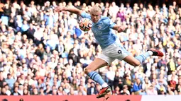 Haaland berarti akan membela Manchester City hingga tahun 2034. Hal itu menobatkan Haaland sebagai pemain dengan durasi kontrak terpanjang di Liga Inggris. (AFP/Darren Staples)